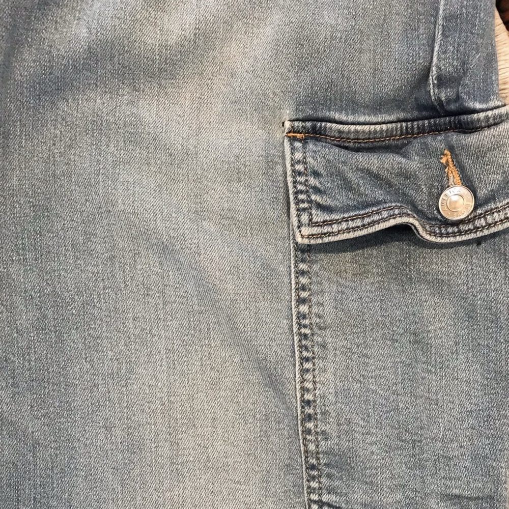 American Eagle Outfitters Light Wash Wide Leg Cargo Jeans - Picture 3 of 9
